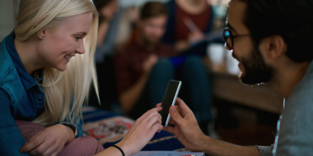 Casal conversando vendo algo no celular