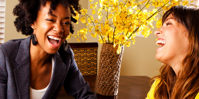 Casal feliz rindo juntas