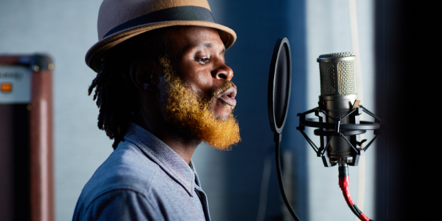 Cantor performando uma canção