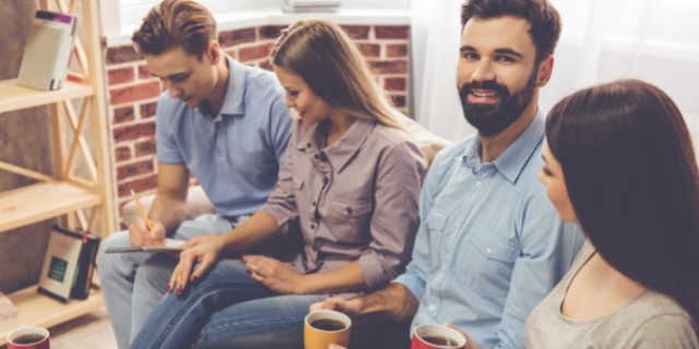 Amigos tomando café em casa