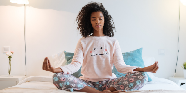 Garota meditando na cama