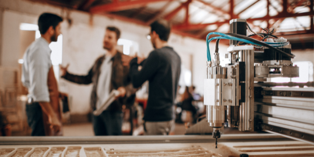 Empresários conversando na fábrica