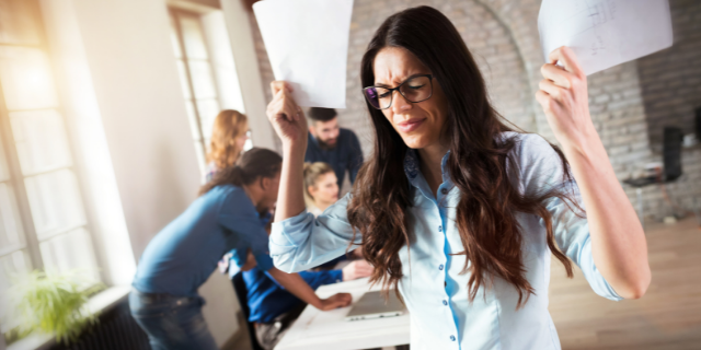 Mulher zangada durante reunião no trabalho
