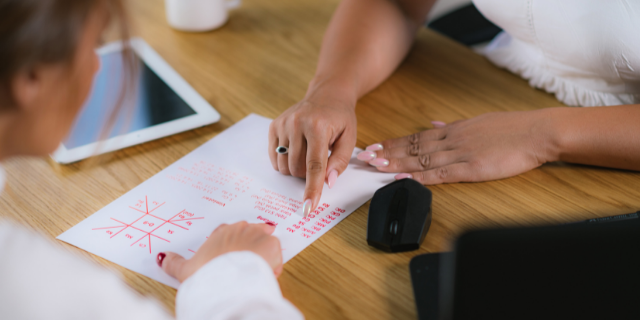 Pessoa recebendo análise da sua Revolução Solar
