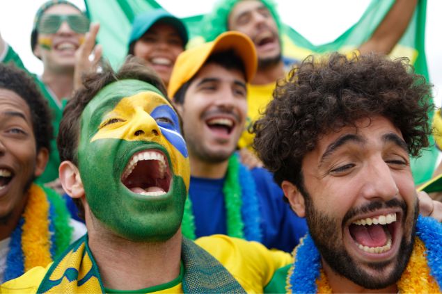 Torcedores do Brasil comemorando na torcida