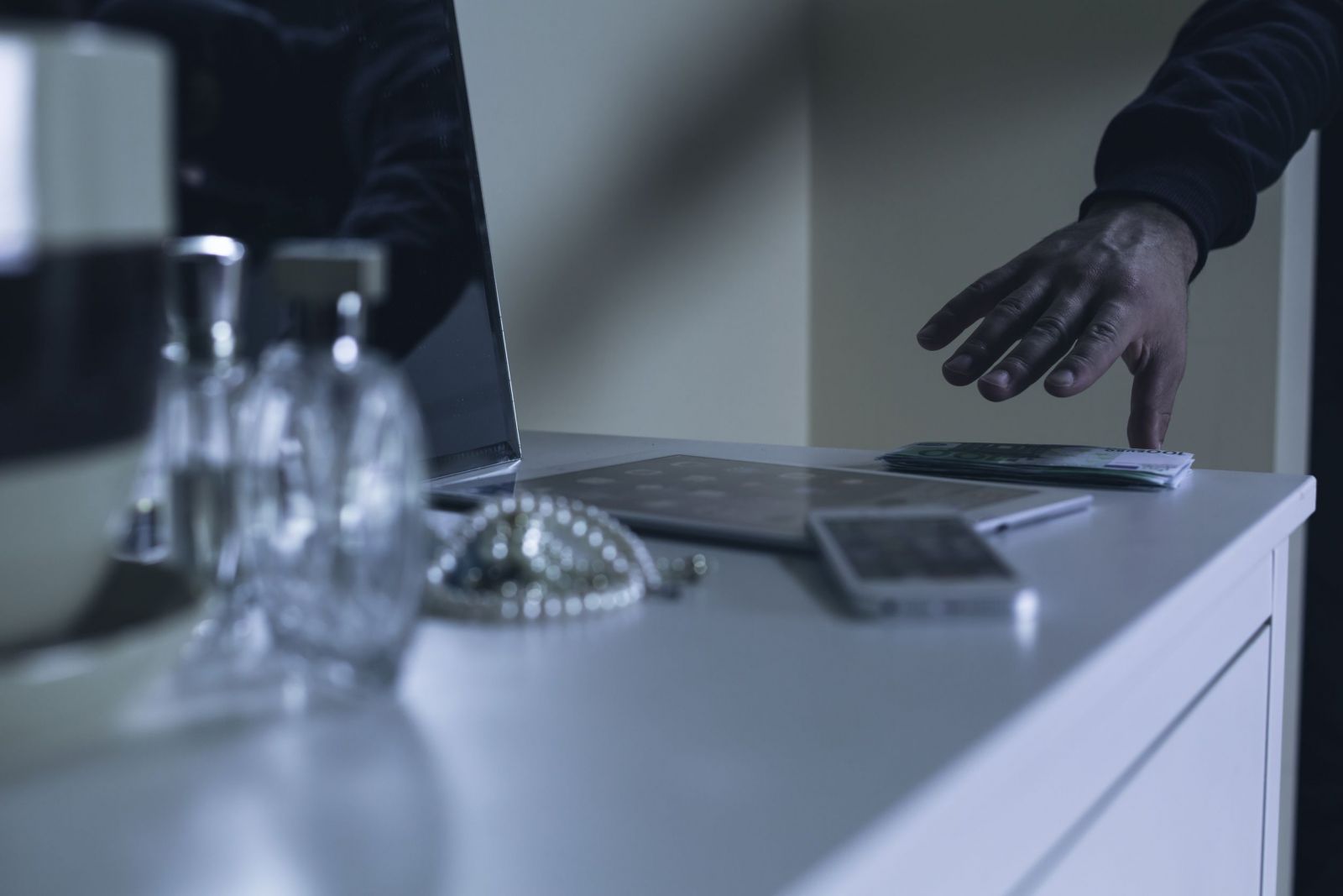 Ladrão roubando dinheiro