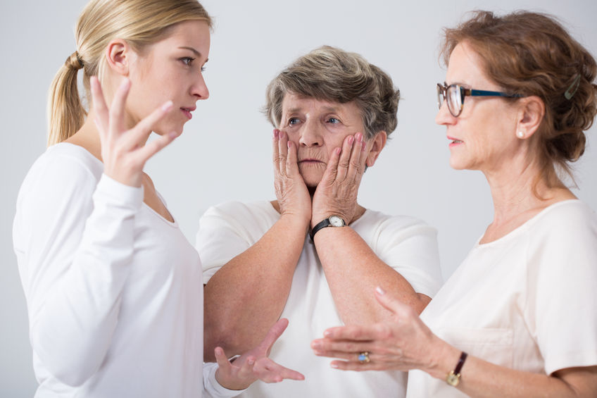 Filha brigando com mãe e avó