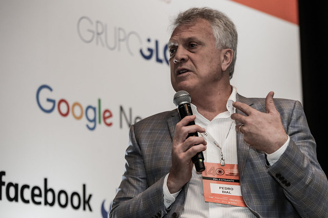 Jornalista Pedro Bial numa palestra