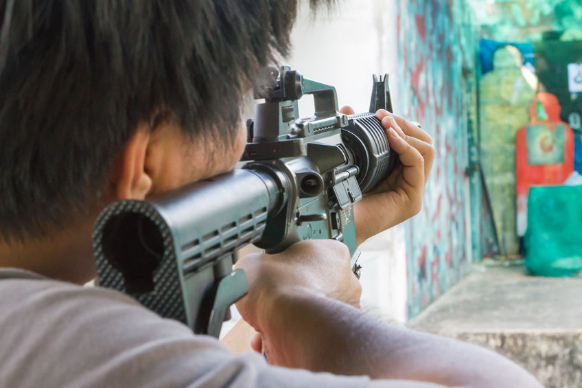 Pessoa apontando arma 