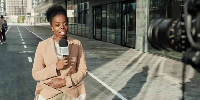 Jornalista fazendo reportagem na rua