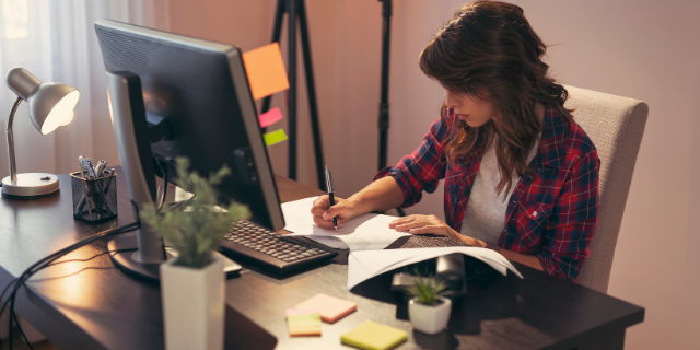 Mulher trabalhando em home office