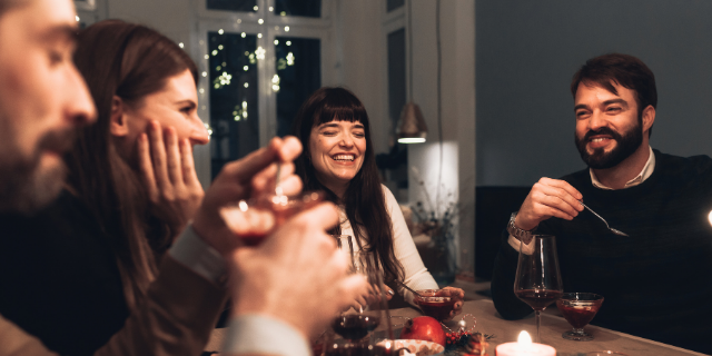 Amigos jantando juntos