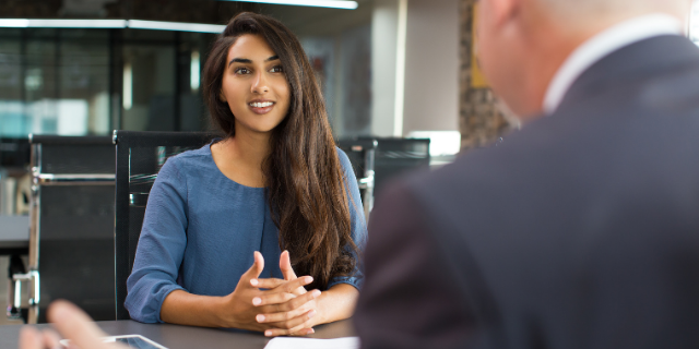 Mulher sorridente na entrevista de emprego