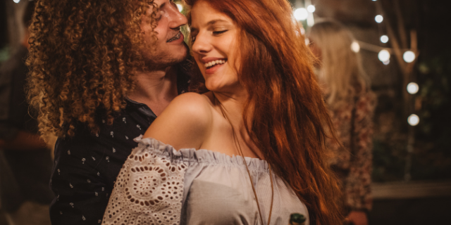 Casal dançando abraçados juntos em festa