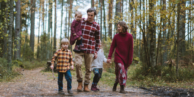 Familias caminhando juntos no parque 