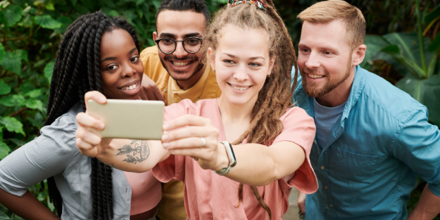 amigos sorrindo tirando fotos juntos