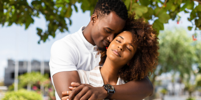 Casal sorridente abraçados