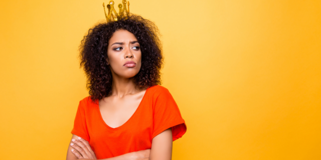 Mulher arrogante com coroa de rei