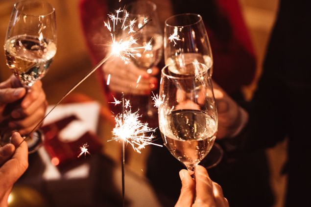 pessoas brindando champanhe no ano novo