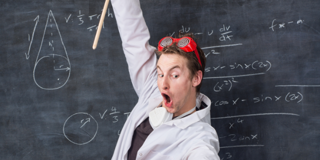 Professor animado fazendo careta enquanto leciona