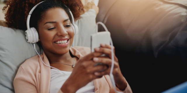 Garota sorridente escutando música