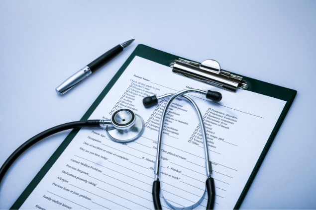 Estetoscópio e ficha de paciente 
