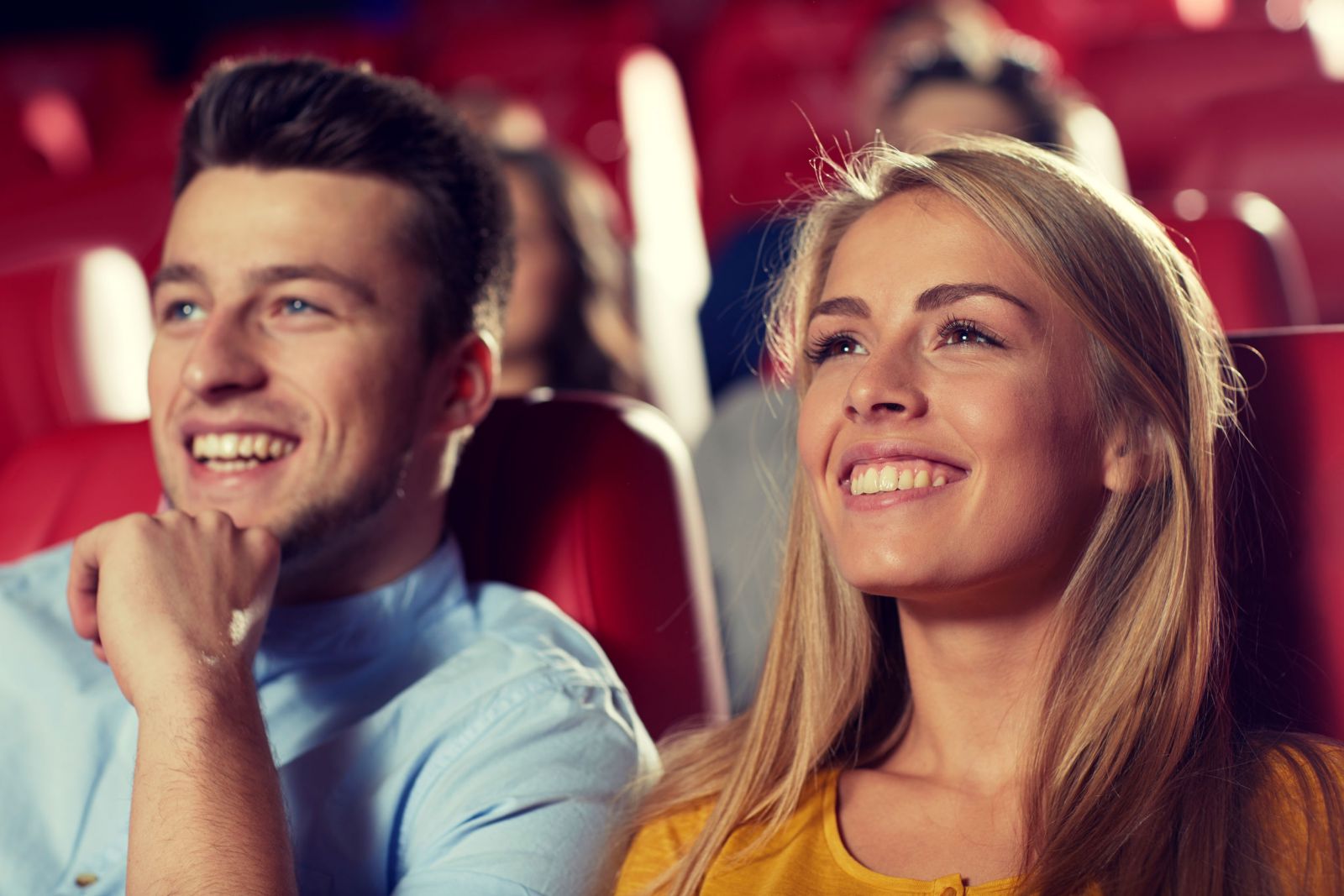 Homem e mulher brancos no cinema.