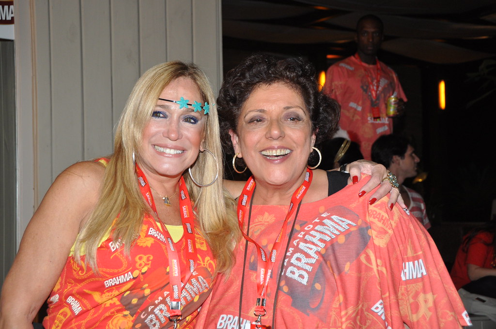 Susana Vieira abraçando uma mulher