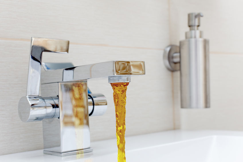 Torneira com água suja vazando