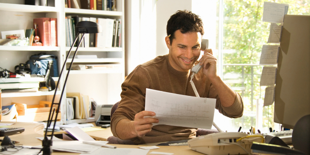 Homem trabalhando em home office