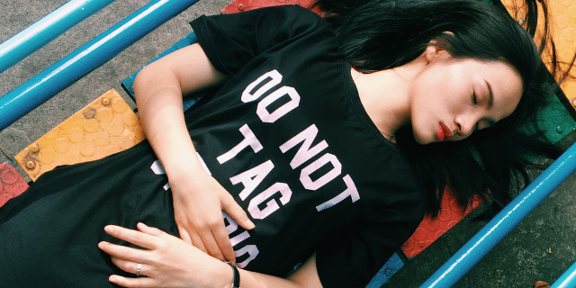 Garota dormindo no banco