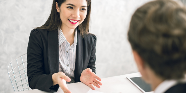 Mulher sorridente na entrevista de emprego