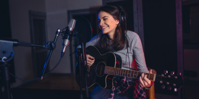 Cantora performando uma música