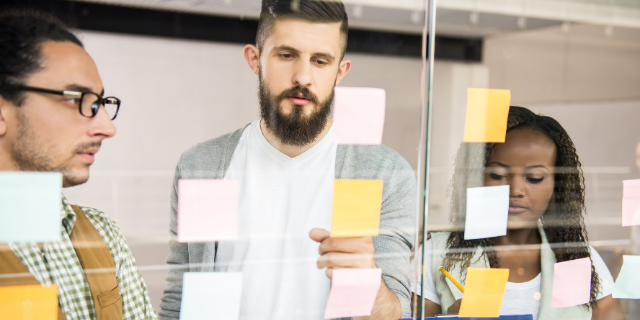 Pessoas trabalhando sérios em um escritório