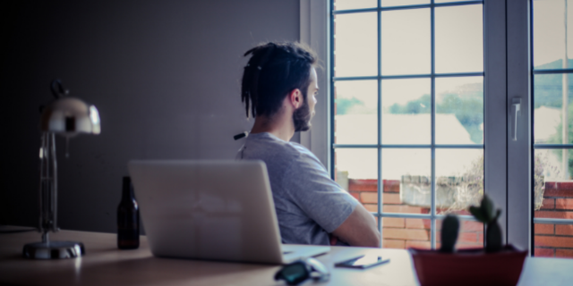 Homem em seu escritório olhando pela janela