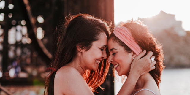 Casal sorridente abraçadas com as testas unidas