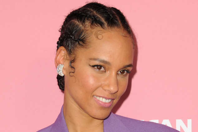 Alicia Keys em um tapete vermelho