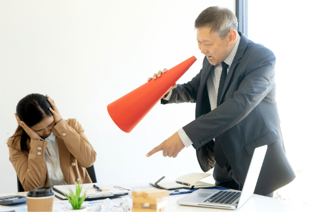 Chefe gritando com funcionária enquanto a mesma tapa os ouvidos.