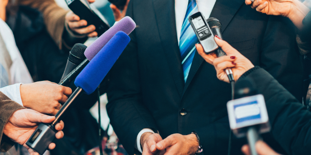 Jornalistas entrevistando um político