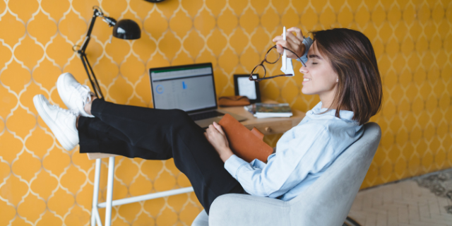 Mulher trabalhando em home office