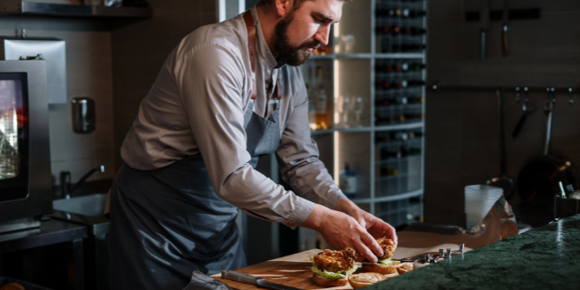 Chef de cozinha preparando pratos