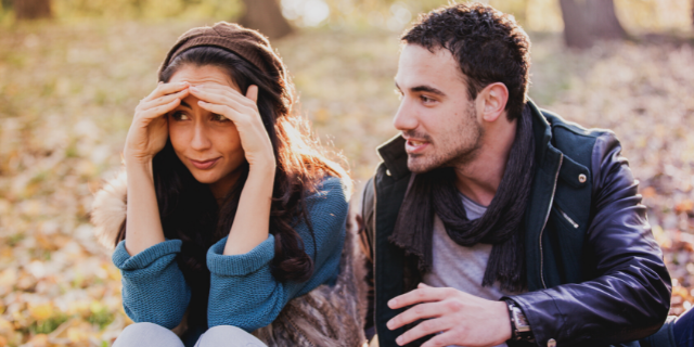 Casal conversando e mulher fazendo careta tentando evitar olhar para o parceiro