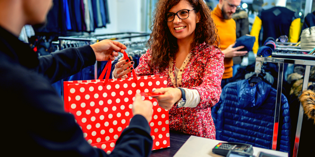 Mulher realizando compra em loja