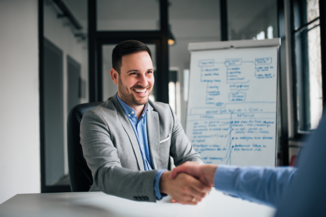 Homem feliz em aceitar uma tarefa no emprego