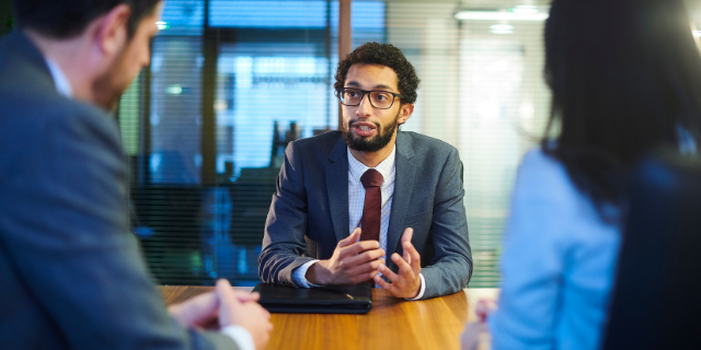 Homem conversando na entrevista de emprego