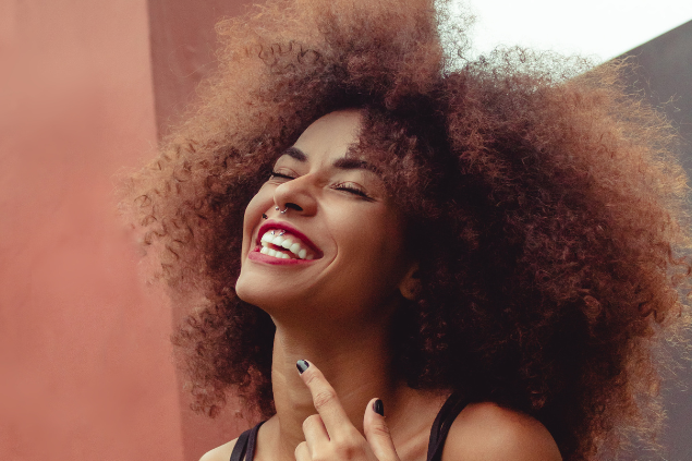 Mulher negra sorrindo
