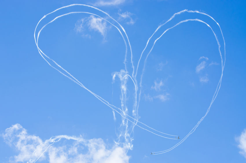 Fumaça de avião em formato de coração