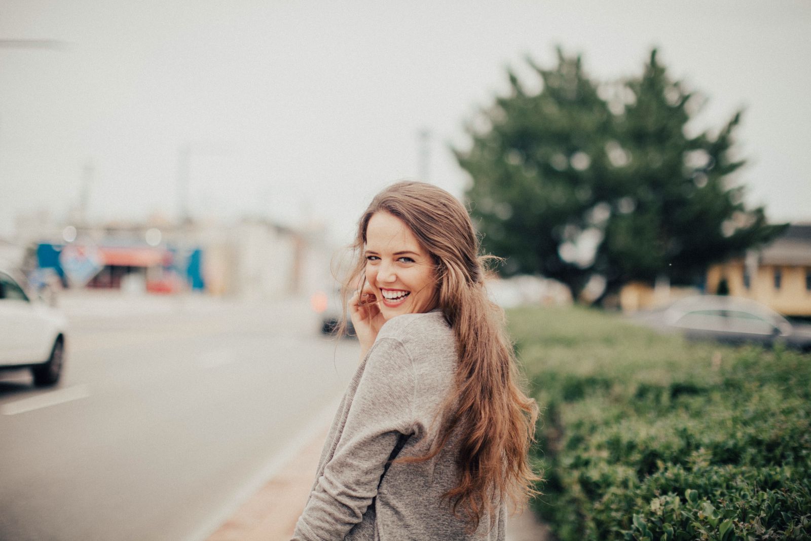 Mulher sorrindo olhando para trás na rua