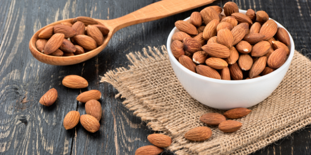 Colher de pau com amêndoas 