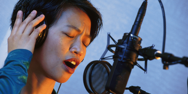 Cantora performando no palco